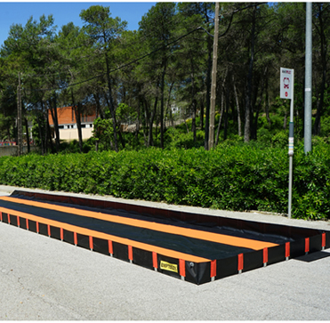 Para asegurar fácilmente la descarga de vehículos que transportan líquidos contaminantes o para limpiar vehículos o máquinas contaminadas. No requiere ningún montaje. Cubetos de retención para vehículos hechos con una tela altamente resistente al peso.