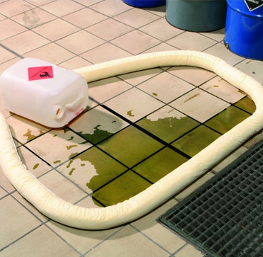 Los absorbentes industriales son esenciales para gestionar derrames y fugas en entornos donde se manipulan productos químicos, hidrocarburos y otras sustancias potencialmente peligrosas. Su uso adecuado garantiza la limpieza y seguridad del área de trabajo, protege el medio ambiente y asegura el cumplimiento de la normativa vigente.